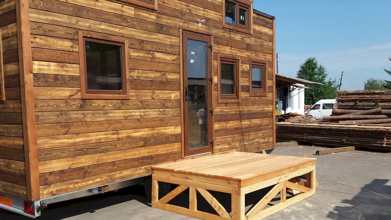 Fabrication de la TinyHouse de Brigitte : Devant l'atelier avec sa Terrasse