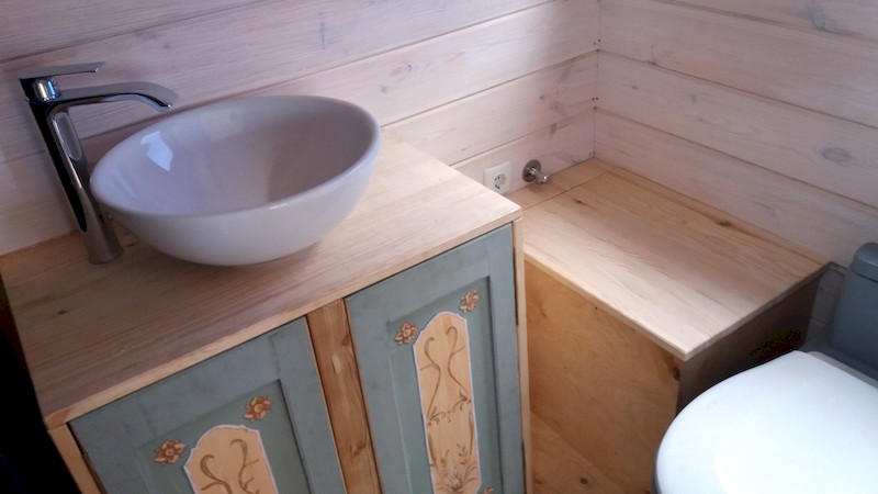 La TinyHouse de Brigitte : Le lavabo et les Toilettes