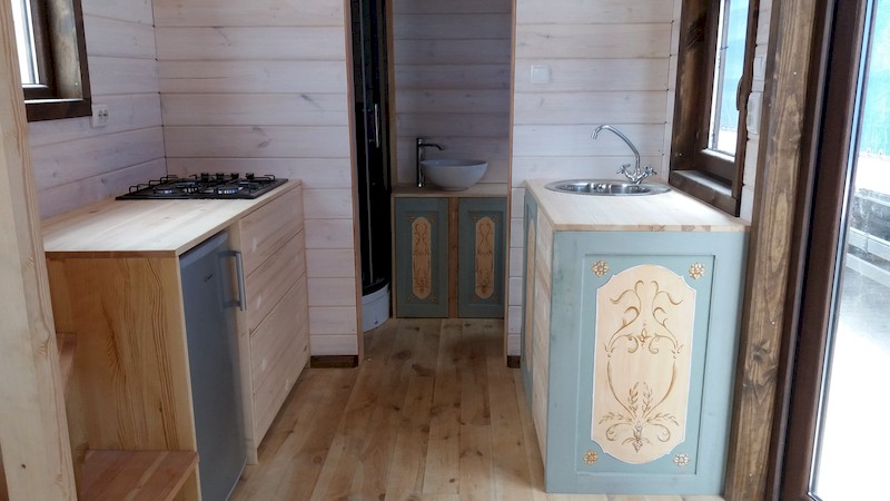 La TinyHouse de Brigitte : la Cuisine et l'accès Salle de Bain